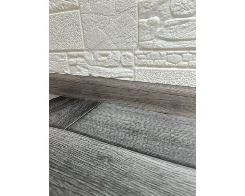 Плінтус ТІС з резинкою Дуб сірий (88) М/П купити по ціні 24 грн