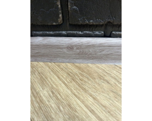 Плинтус ТИС с резинкой Дуб Светлый (24) М/П купить по цене 24 грн