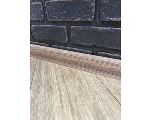 Плінтус ТІС з резинкою Дуб Преміум (27) М/П купити по ціні 24 грн