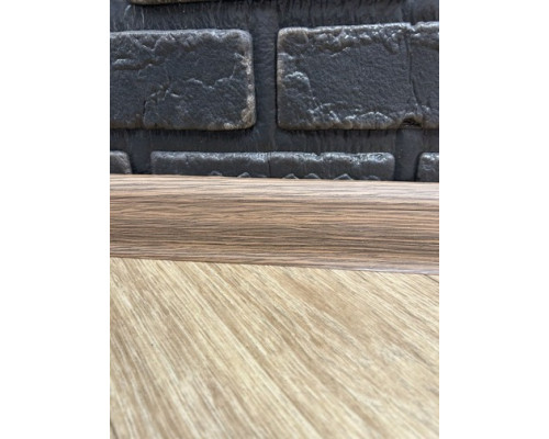 Плінтус ТІС з резинкою Дуб Преміум (27) М/П купити по ціні 24 грн