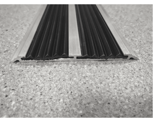 Алюмінієвий прямий поріг з подвійною антискользьовою гумовою вставкою купити по ціні 300 грн