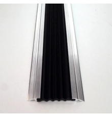 Алюминиевый порог с антискользовой резиновой вставкой